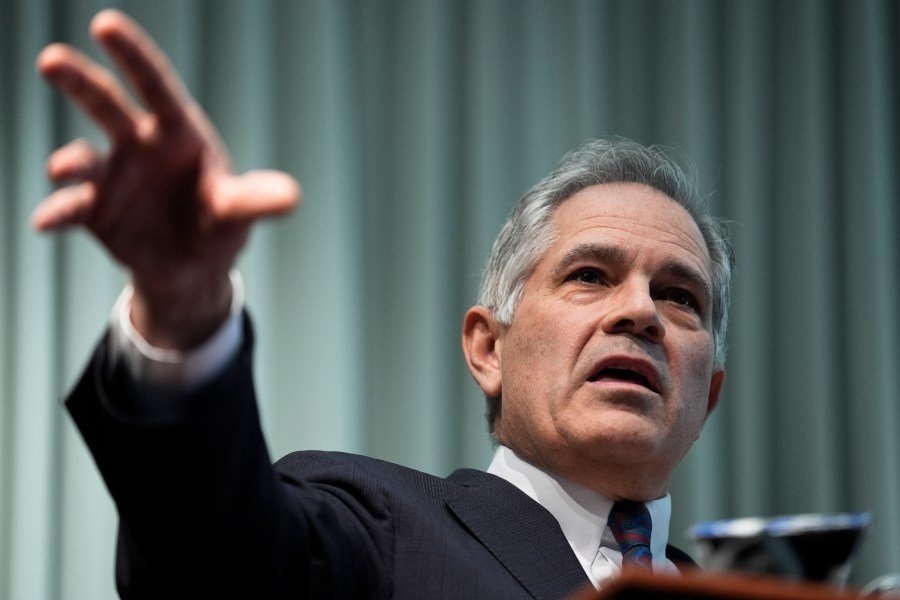 Philadelphia prosecutor threatens to arrest ICE agents