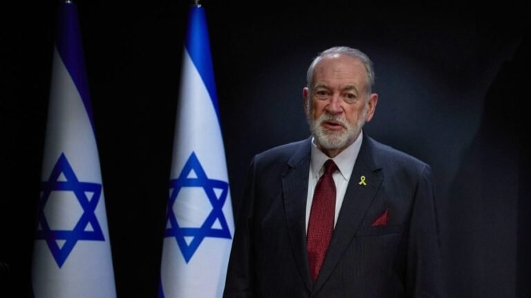 Netanyahu, Huckabee laugh about ticking Iranian names off of 'punch card'