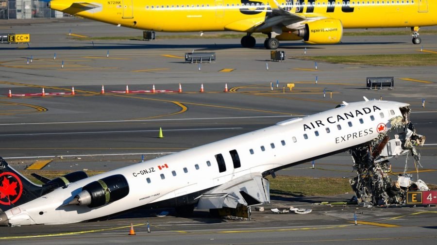 Former NTSB investigator on LaGuardia crash: Did controller lose 'situational awareness'?