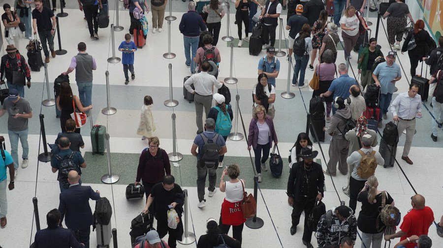 Democrats worry centrists will undercut them on DHS shutdown amid TSA meltdown