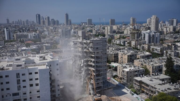 Retired general: Trump 'completely mismanaged' Iran war