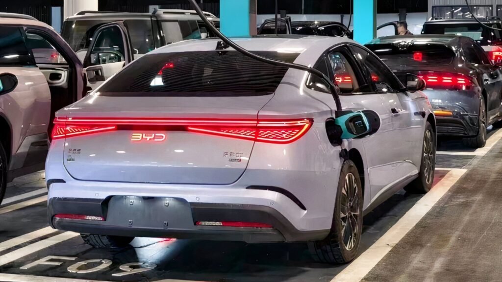 First BYD Flash Charge Electric Station Makes A Gas Pump Look Slow