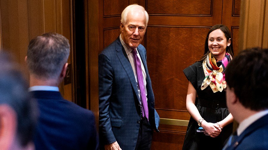 Senate passes measure prohibiting preferential airport screening for lawmakers