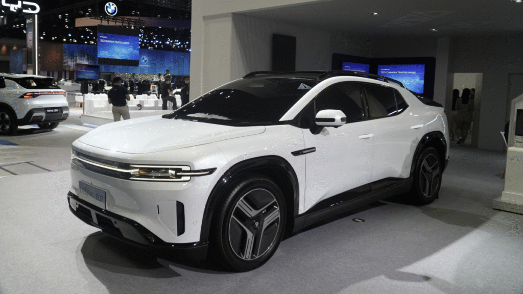 This Electric SUV Turns Into a Pickup Truck at the Press of a Button