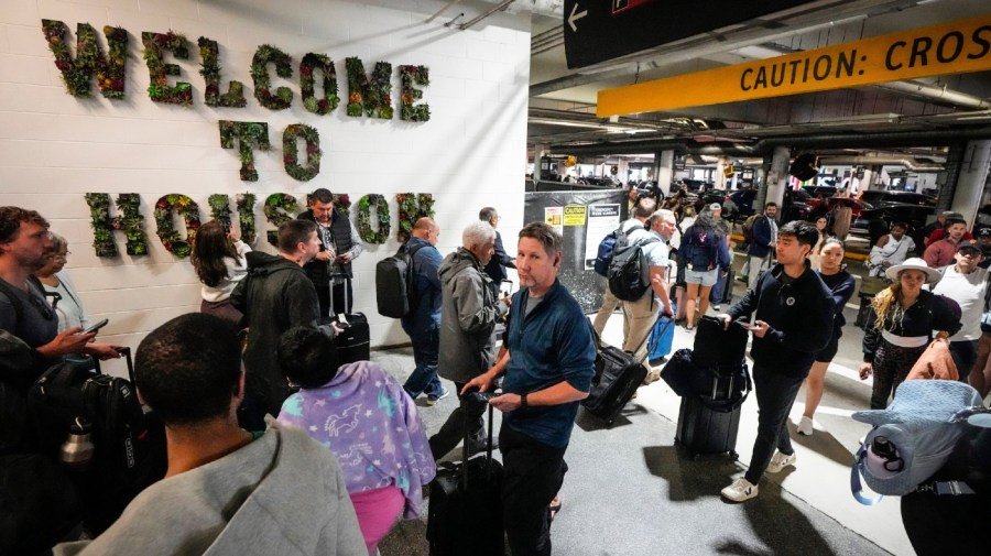 Travelers complain of long waits at airports amid DHS shutdown