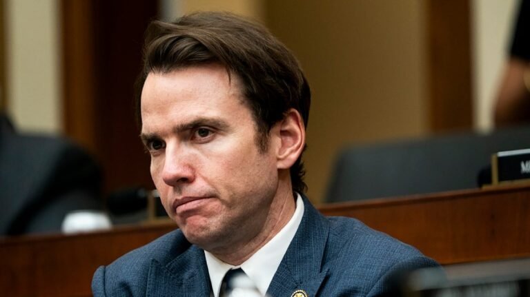 GOP lawmaker makes formal switch to independent