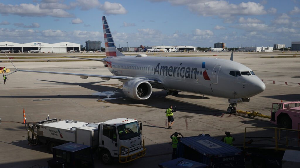 Boeing 737 Is Clearly A Secret Drug Lord, Takes A Bullet During A Flight To Medellin From Miami