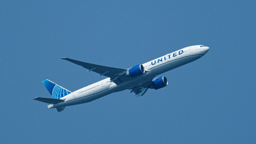 Stop Blasting Music From Your Gat-Dang Phones, American Airlines Begs Passengers