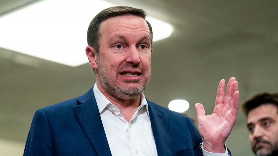 Murphy: 'Somebody becoming a millionaire' in White House 'grift operation'