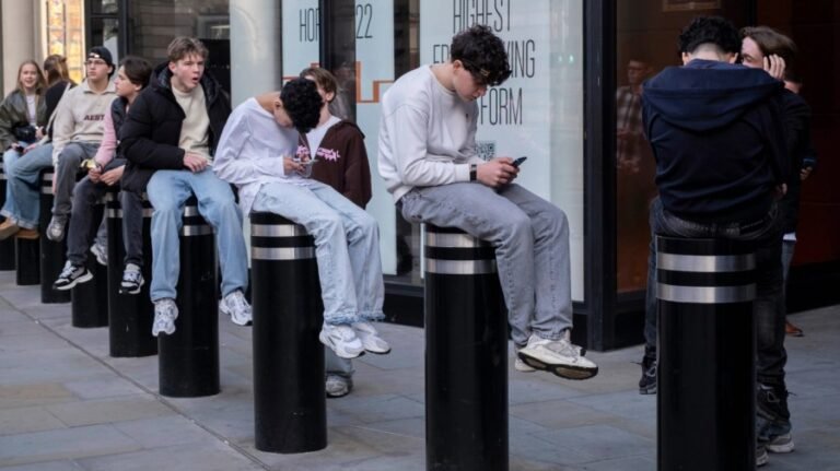 The screen between us: Smartphones and the global fertility crash