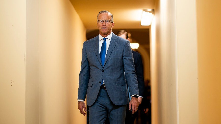 GOP, Democrats both face political risks from fast-moving Iran war