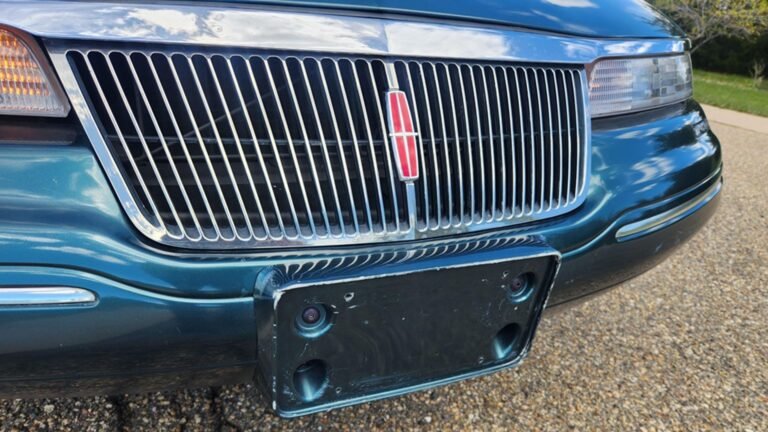 If You Want A Cheap Luxury Coupe, This V8 Lincoln Could Be Perfect