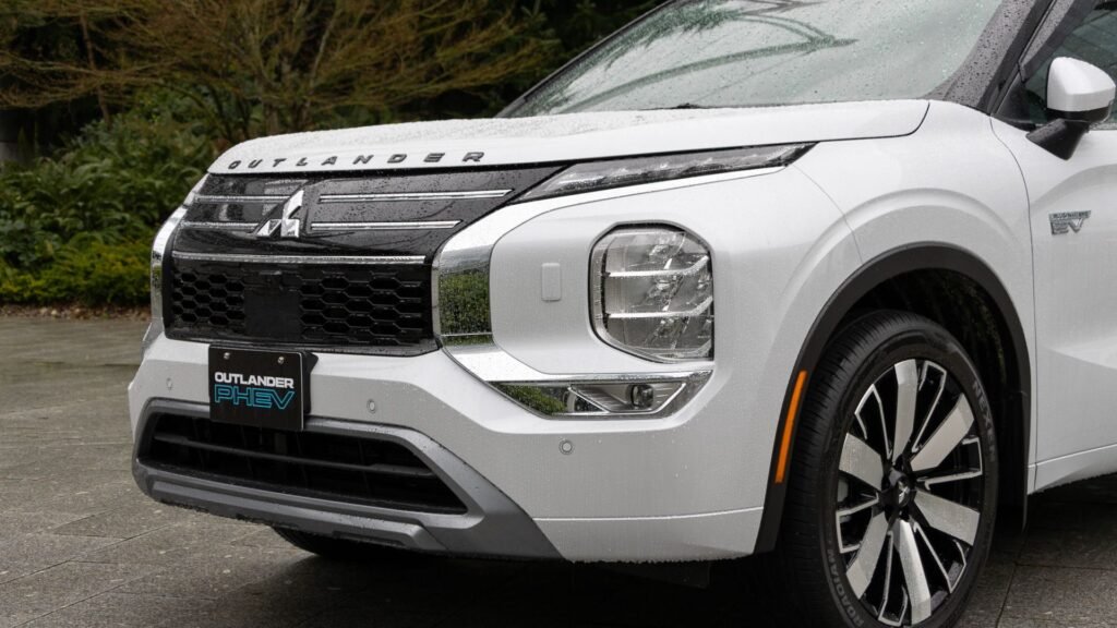 2026 Nissan Rogue PHEV vs. 2026 Mitsubishi Outlander PHEV: Three-Row SUVs Compared