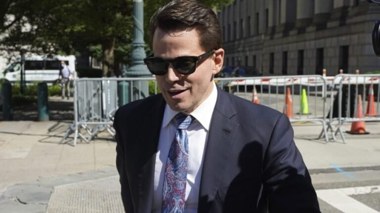 Scaramucci: Bondi wasn't doing enough for Trump