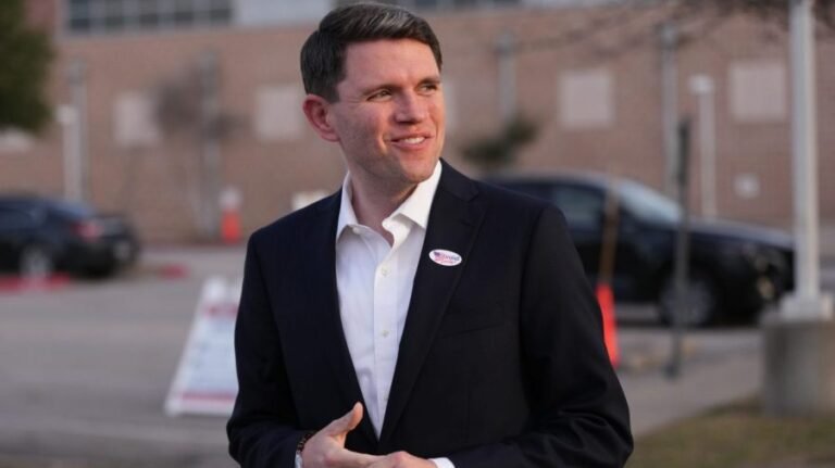 Democrats' fundraising dominates key midterm races: What we learned from the latest campaign filings