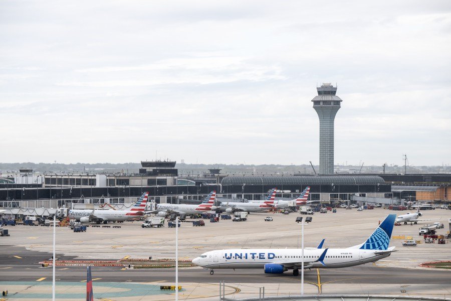 FAA seeks flight cuts at Chicago airport to head off summer delays