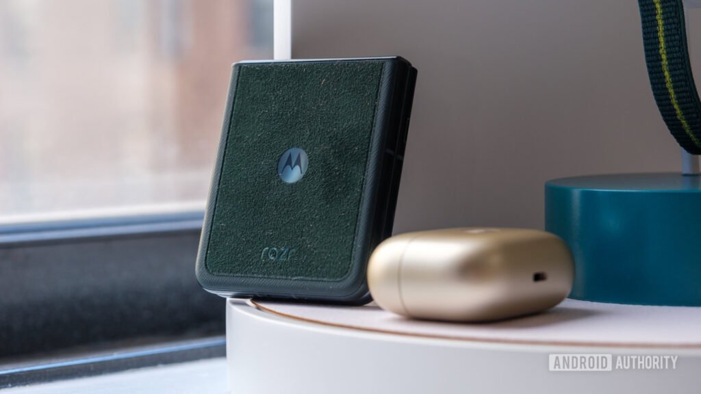 Motorola Razr Ultra drops to new record-low price, saving you $600!