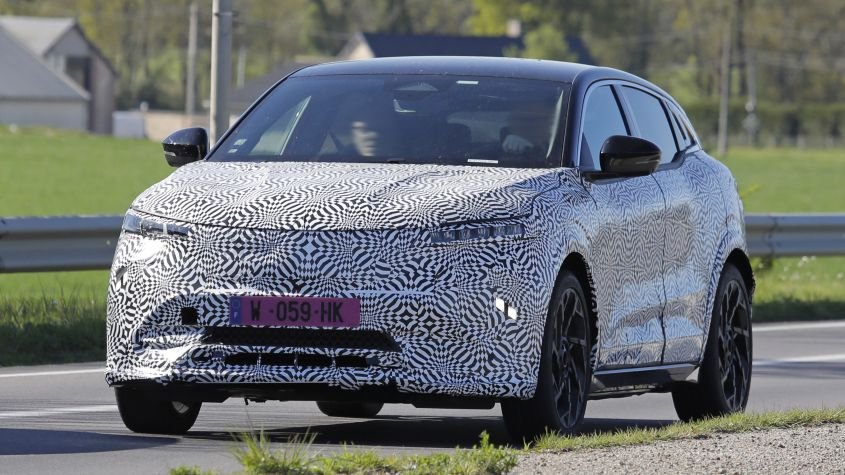 New Renault Megane caught testing - pictures