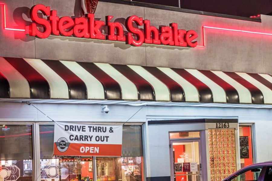 Steak 'n Shake employee fatally shot through drive-thru window
