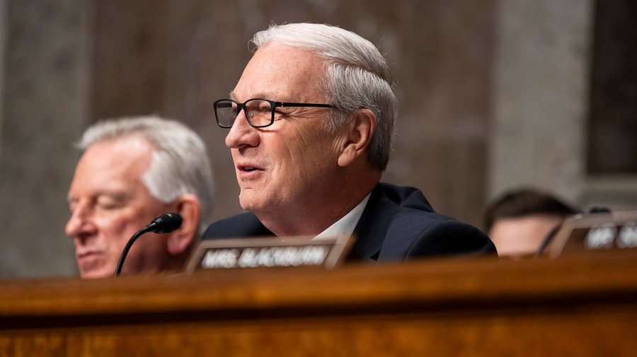 Senate Republican: Powell should leave Fed, 'cash in'