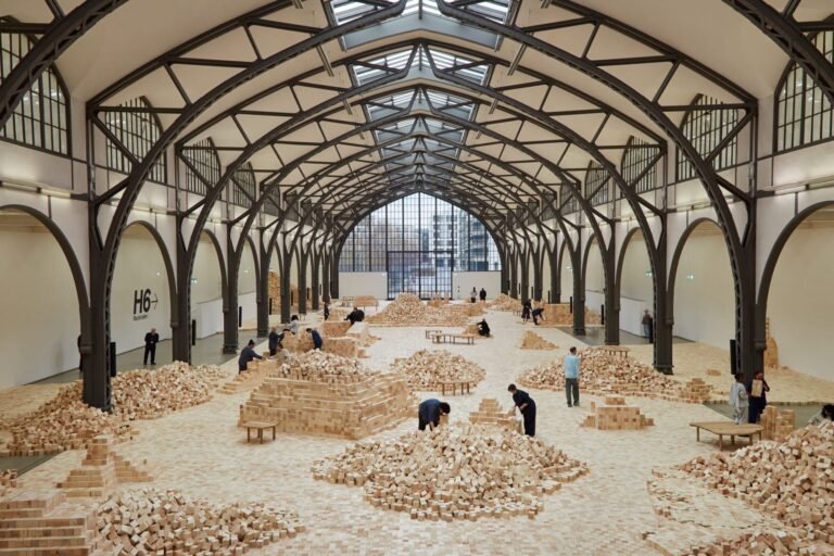 Lina Lapelytė Fills Hamburger Bahnhof with 400,000 Wood Blocks for Communal Building