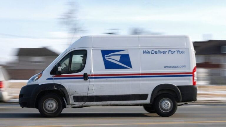US Postal Service reports falling losses, revenue up