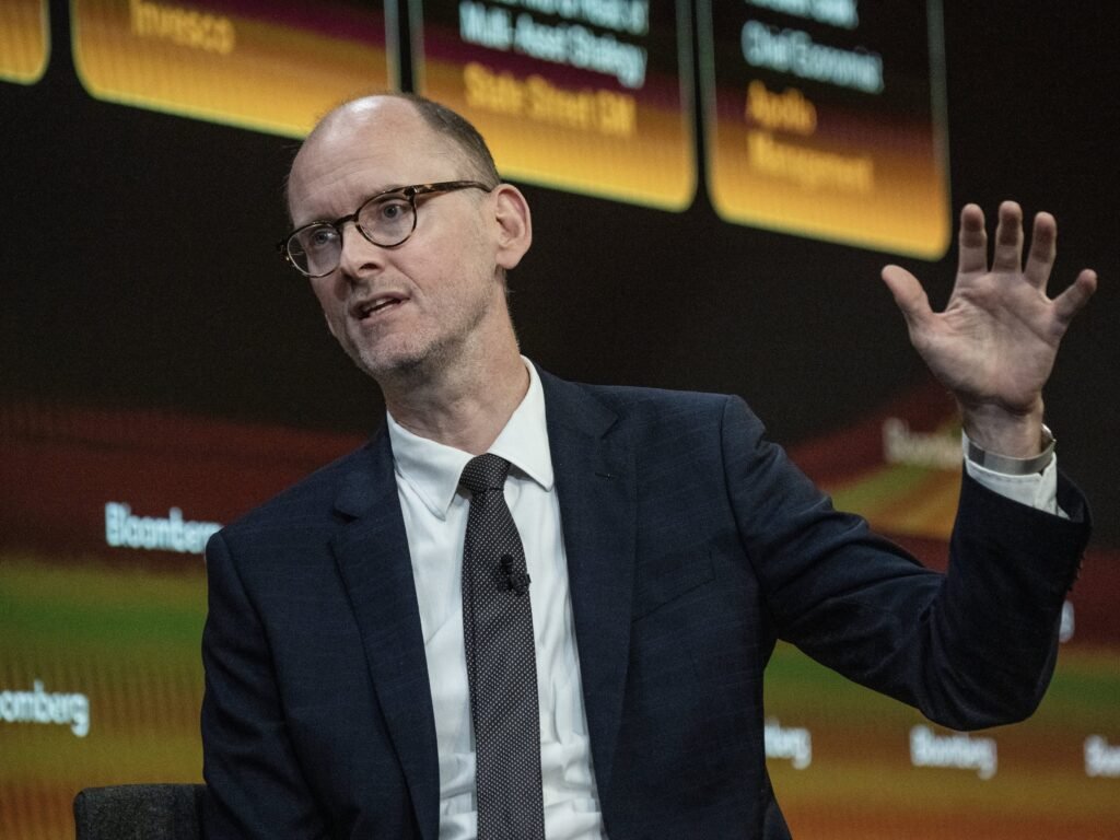 Apollo's chief economist says he sees 'zero evidence' of AI-related job losses, even as CEOs cite the tech in layoffs