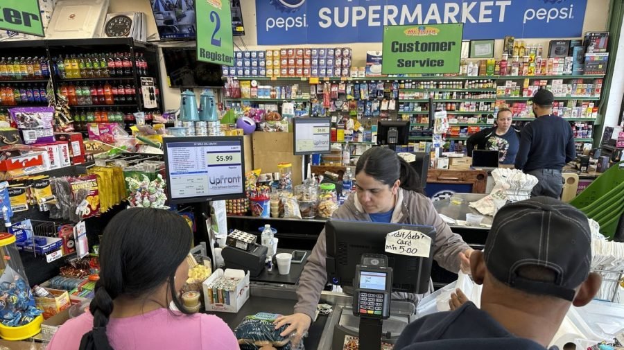 8 of the 10 most common jobs pay below average, federal data shows