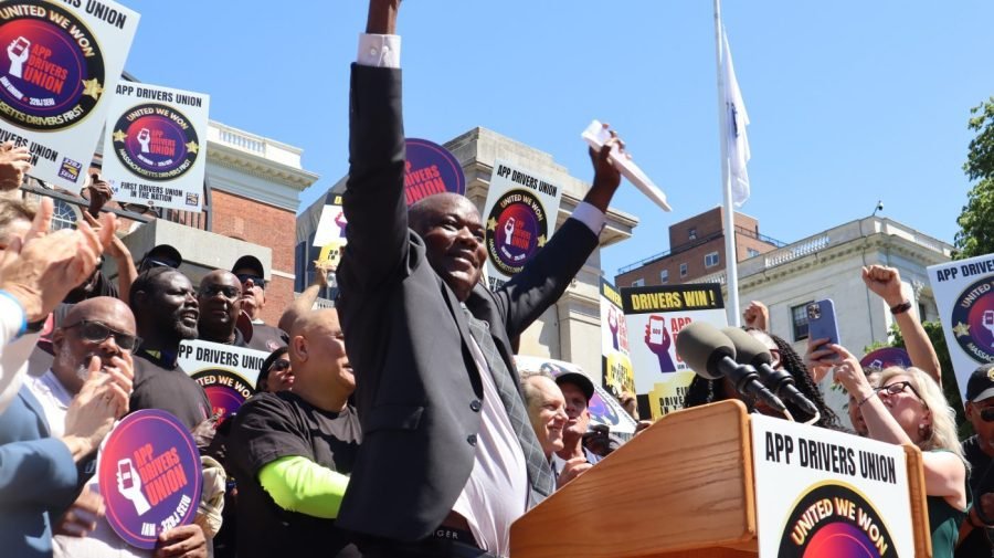 Massachusetts becomes first state to recognize union for Uber, Lyft drivers