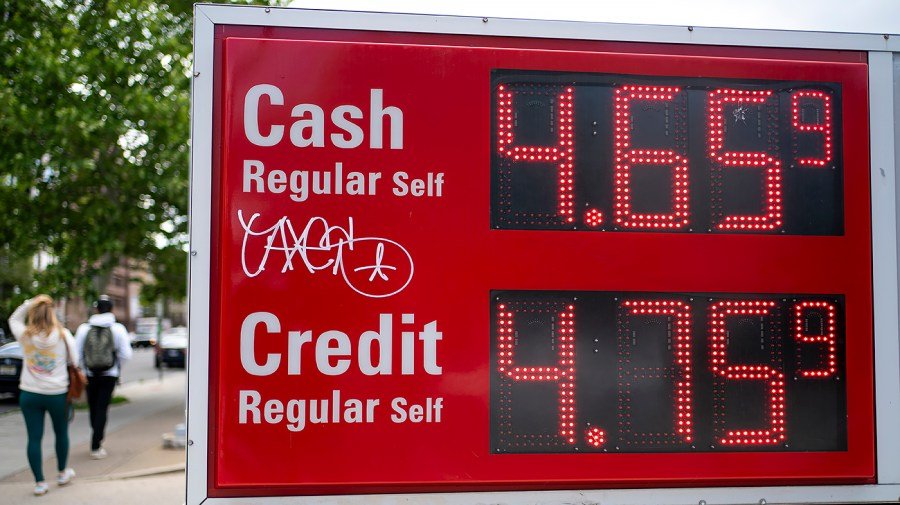 Despite high gas prices, drivers aren't expected to hit the brakes on Memorial Day travel