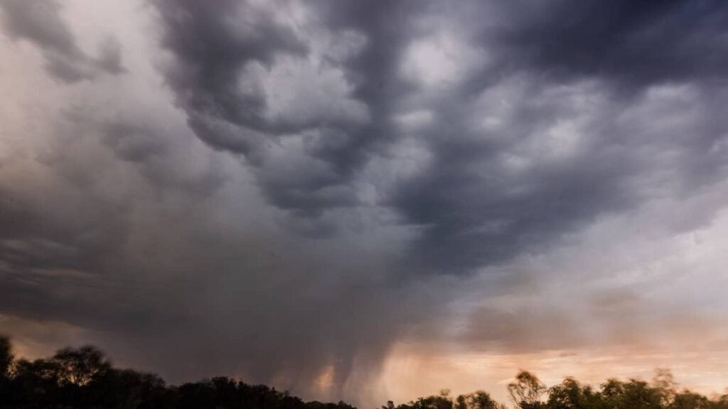 Severe Thunderstorm Outbreak: 75 MPH Gusts & 2-Inch Hail Threaten Midwest Highways
