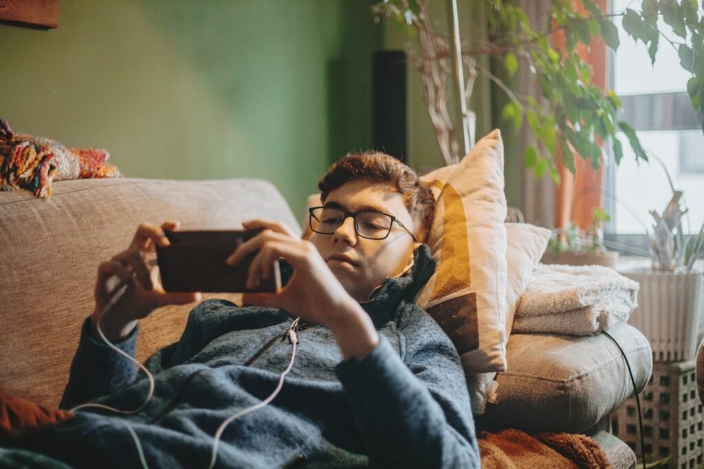 Is Your Teen “Sh*tting The Nest”? Experts Explain This Behavioral Phase