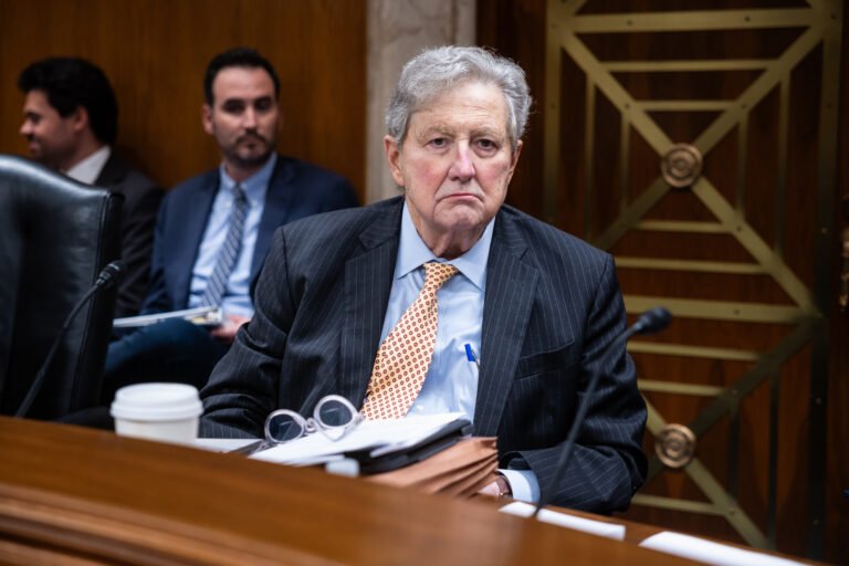 Senators vote to block their pay during government shutdowns