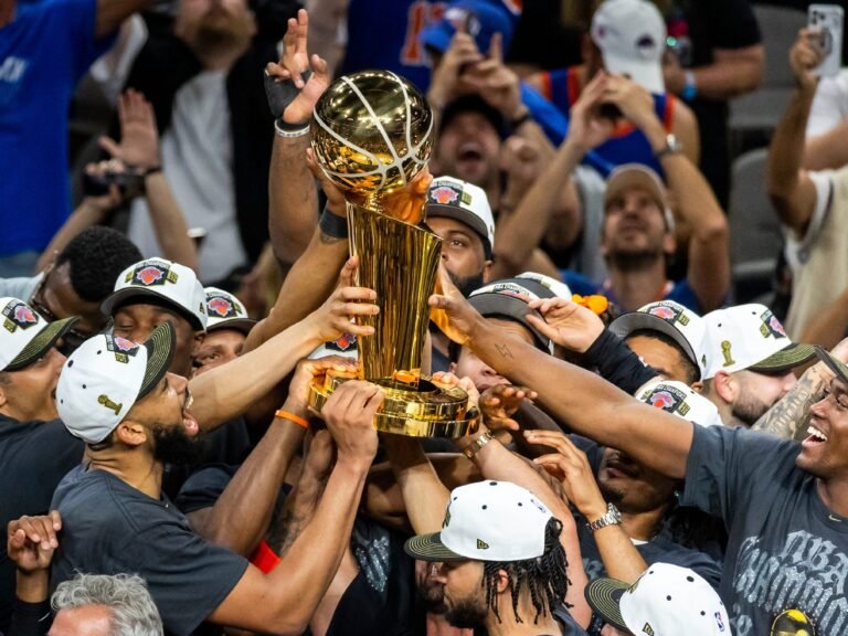 The latest NYC hustle: $100+ to hold a Knicks parade spot