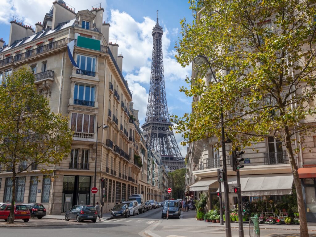 I worked as a tour guide in Paris. Here are the 5 biggest mistakes I saw tourists make.