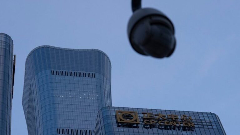 Small plane apparently strikes tallest building in Beijing
