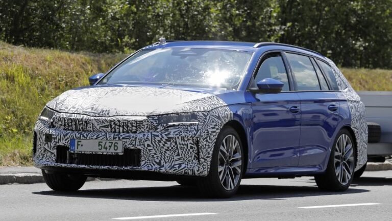 New Skoda Octavia facelift spotted - pictures