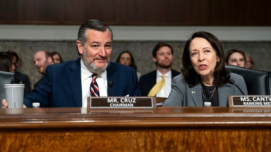Senate panel advances bipartisan college sports bill