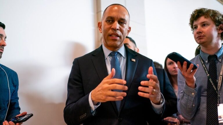 Jeffries warns that Pulte leading DNI threatens FISA reauthorization: ‘Deeply dangerous’