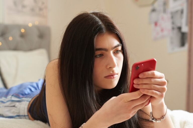 What Are ‘iPad Kids’ Turning Into As Teens? Teachers & Psychologists Answer