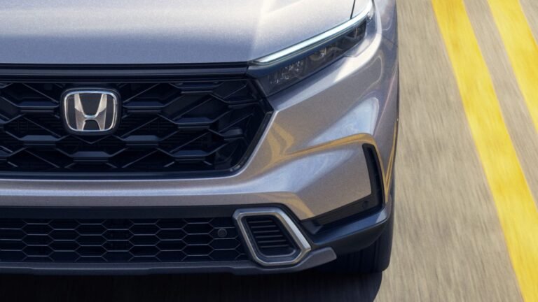 Honda's CR-V Just Outsold The RAV4 By 72,000 Units, But Toyota Handed It The Win