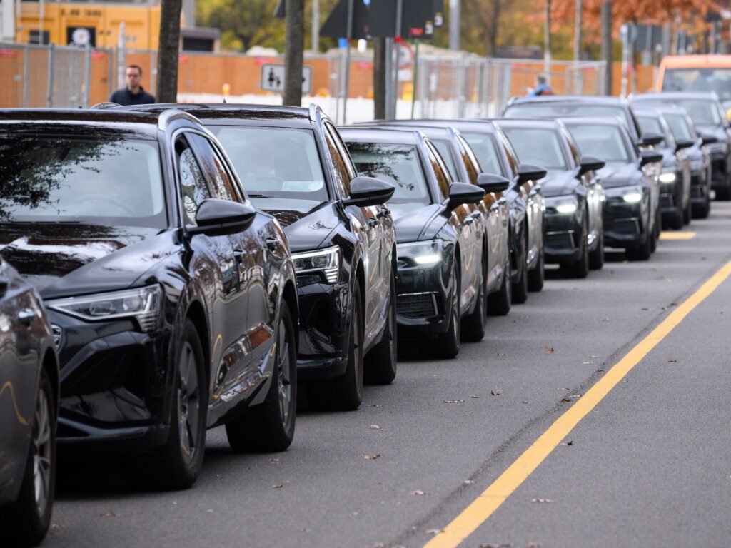 I chauffeur execs as a side hustle. I rely on their tips more than base pay to make money.