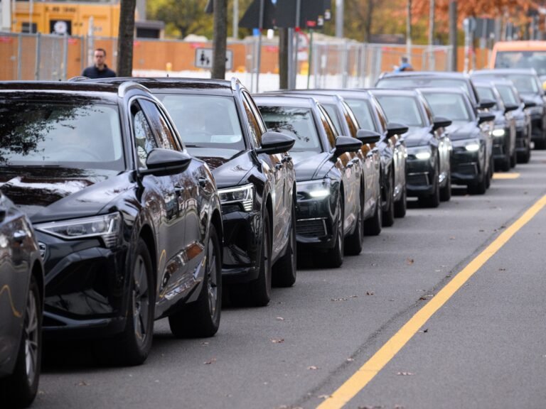 I chauffeur execs as a side hustle. I rely on their tips more than base pay to make money.