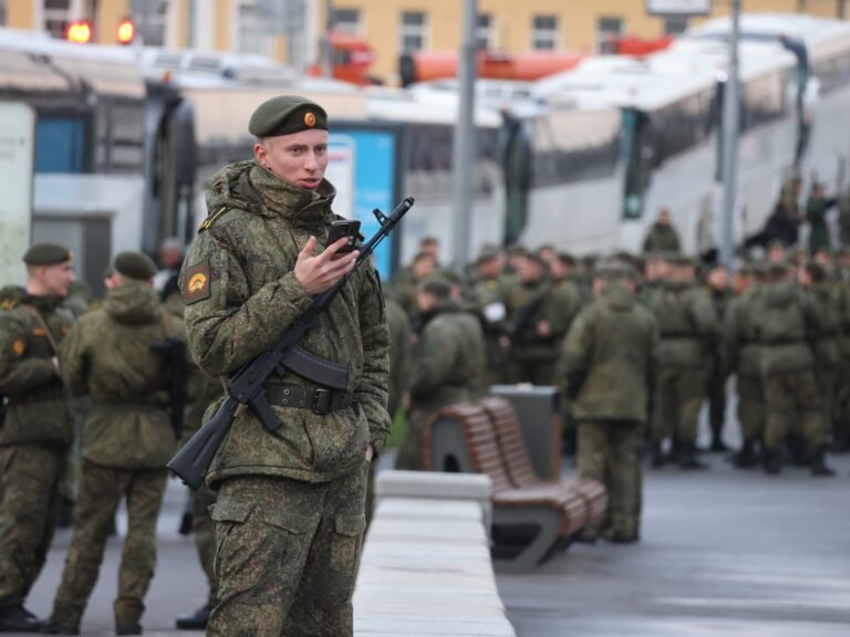 Russian troops survive an average of 30 minutes on the Ukrainian battlefield, CIA director says