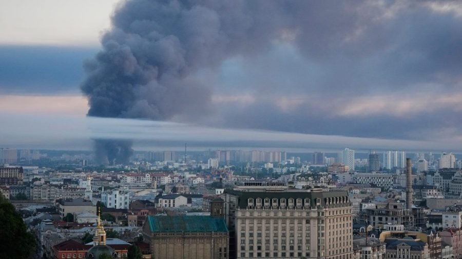 Russia launches major attack on Kyiv after Zelensky warning
