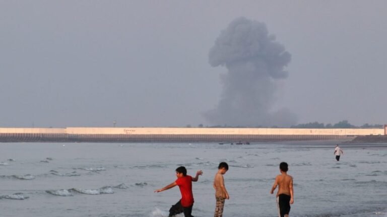 US military resumes Strait of Hormuz naval blockade 