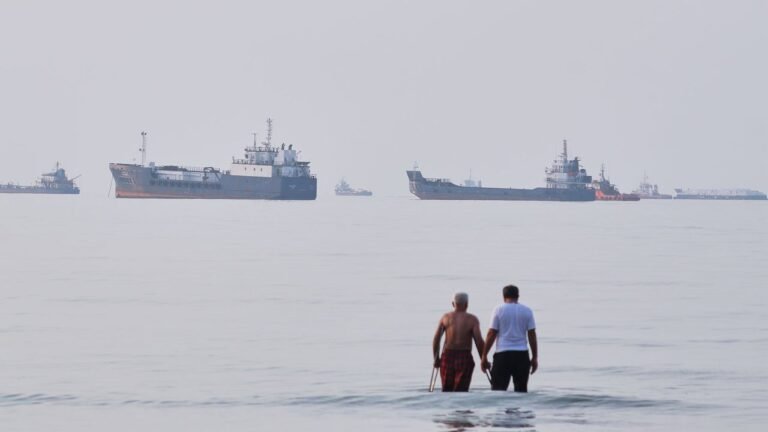 After ceasefire collapse, U.S. expands attacks on Iranian infrastructure to gain control of the Strait of Hormuz
