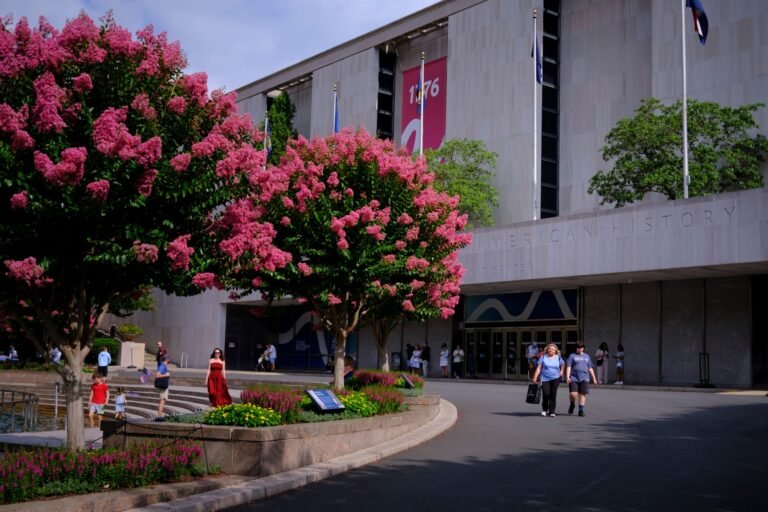 Trump Orders Installation of Warning Signs Outside Smithsonian Museum
