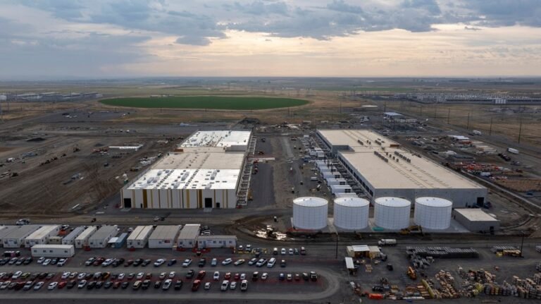 Data centers roil governor's races
