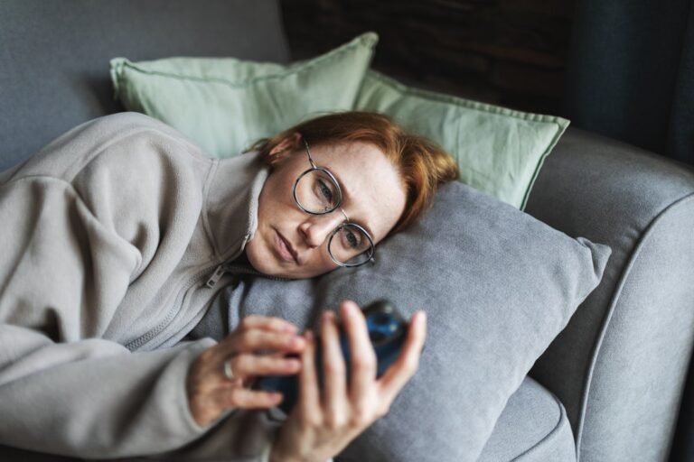 What To Text A Struggling Friend, According To Therapists